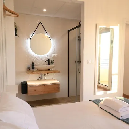 Front View By Sol Maestranza * 马尔韦利亚