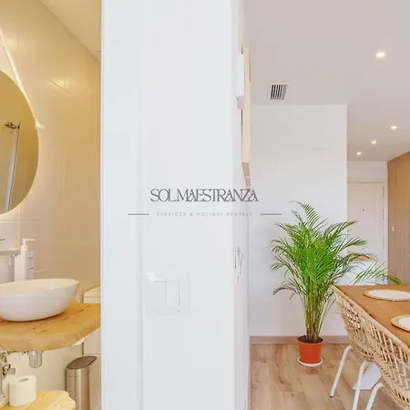 Front View By Sol Maestranza 马尔韦利亚